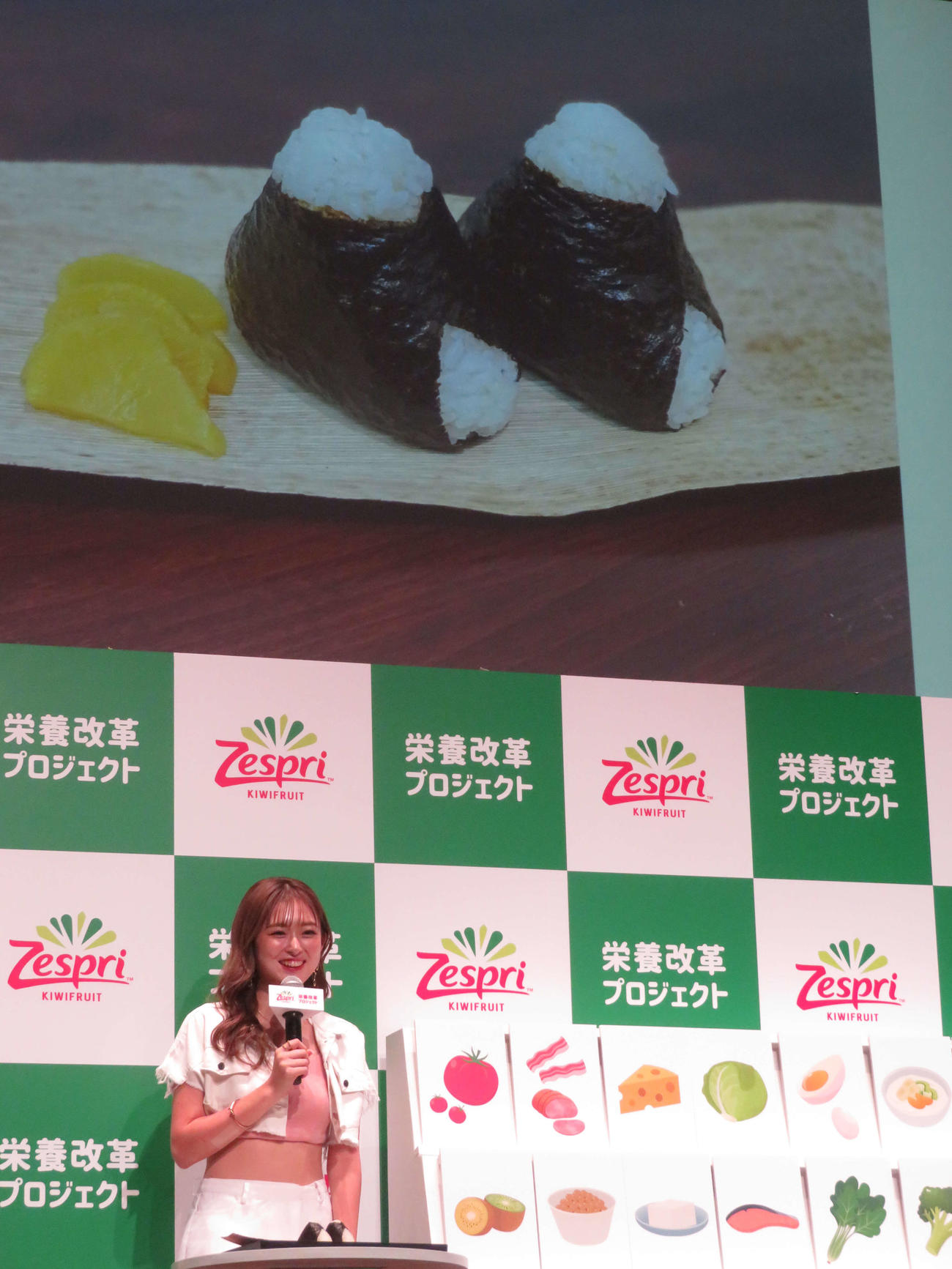 ゼスプリ栄養改革プロジェクト＆新CM発表会で、朝食でおにぎりを食べると明かした、ゆうちゃみこと古川優奈（撮影・村上幸将）