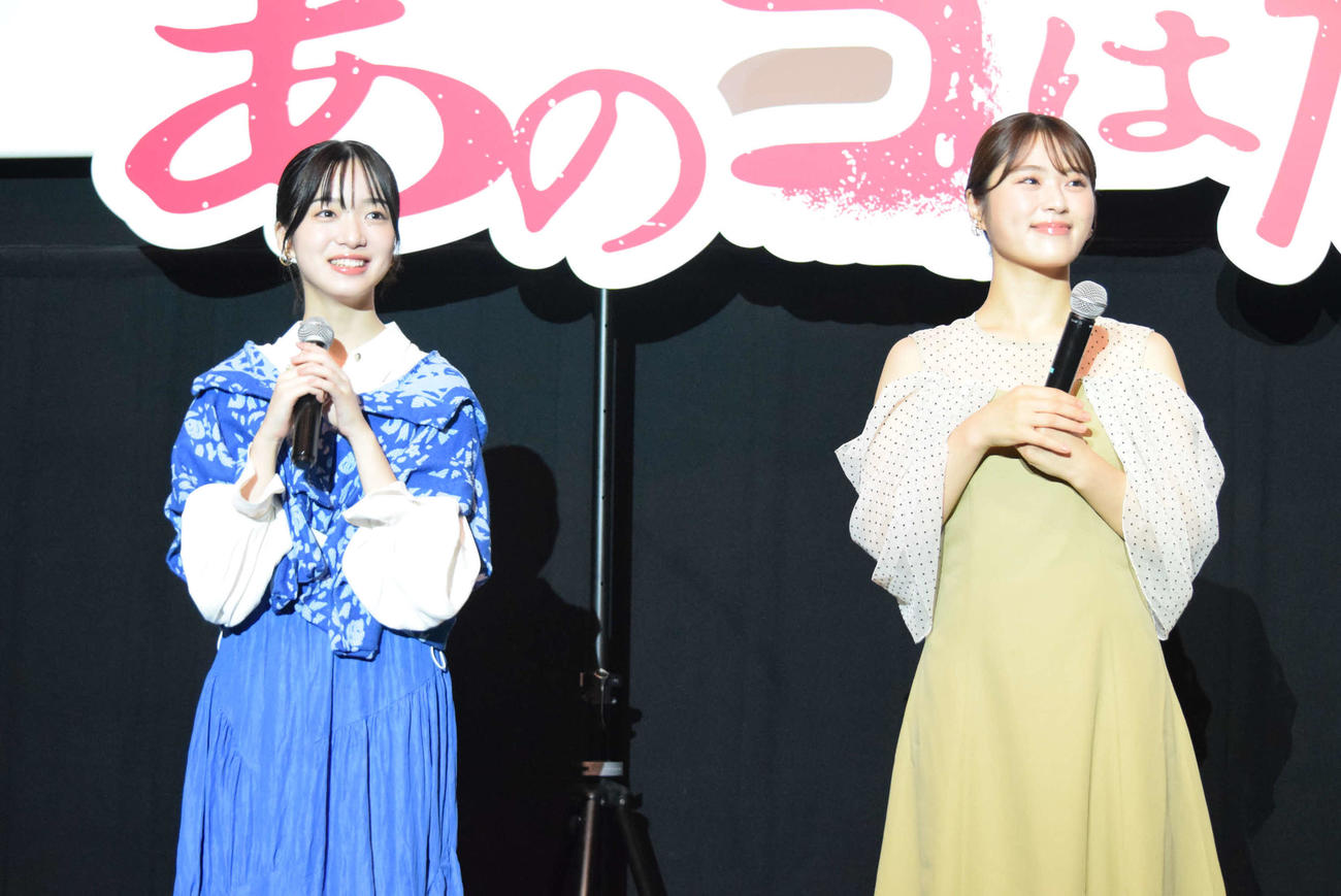 「あのコはだぁれ？」舞台あいさつに登壇した渋谷凪咲（右）と早瀬憩（撮影・阪口孝志）
