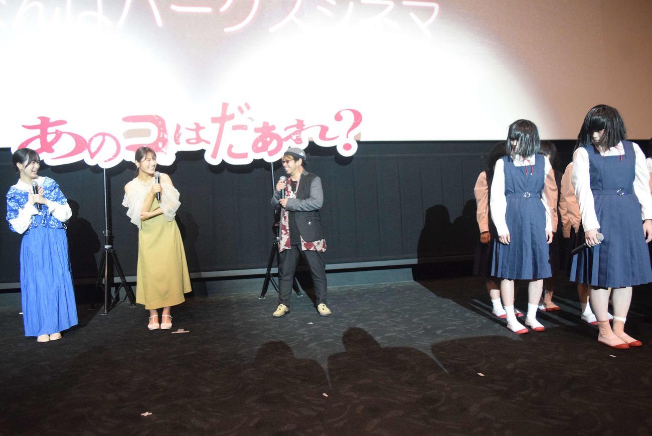 アバンギャルディから顔を向けられ、のけぞる早瀬憩（左から1人目）と渋谷凪咲（同2人目）（撮影・阪口孝志）