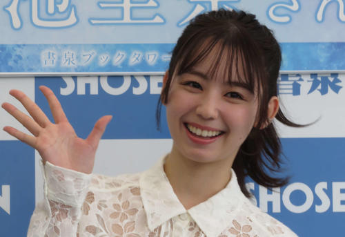 小池里奈、美脚あらわな白Ｔシャツ１枚ショット　ソファに座って…「その姿で過ごしてるの？」