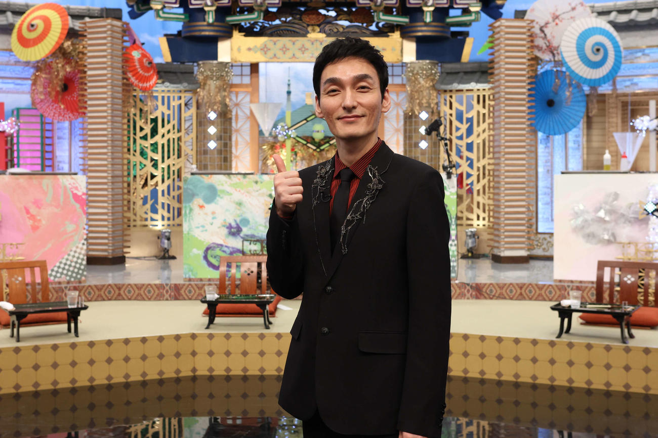 フジテレビ系「大相撲部屋対抗！大食い＆歌うまバトル」より草なぎ剛（C）フジテレビ