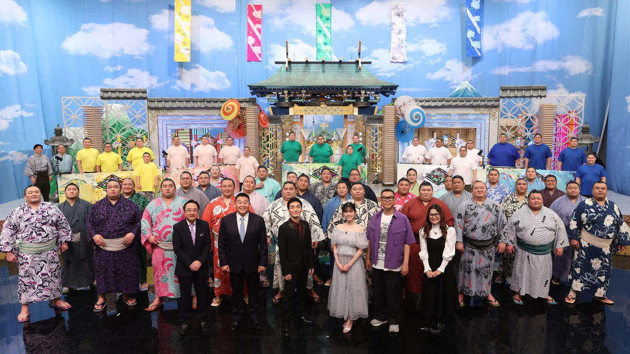 フジテレビ系「大相撲部屋対抗！大食い＆歌うまバトル」より前列左から左から三宅正治アナウンサー、花田虎上、草なぎ剛、松村沙友理、シソンヌ長谷川忍、ギャル曽根ら出演者（C）フジテレビ