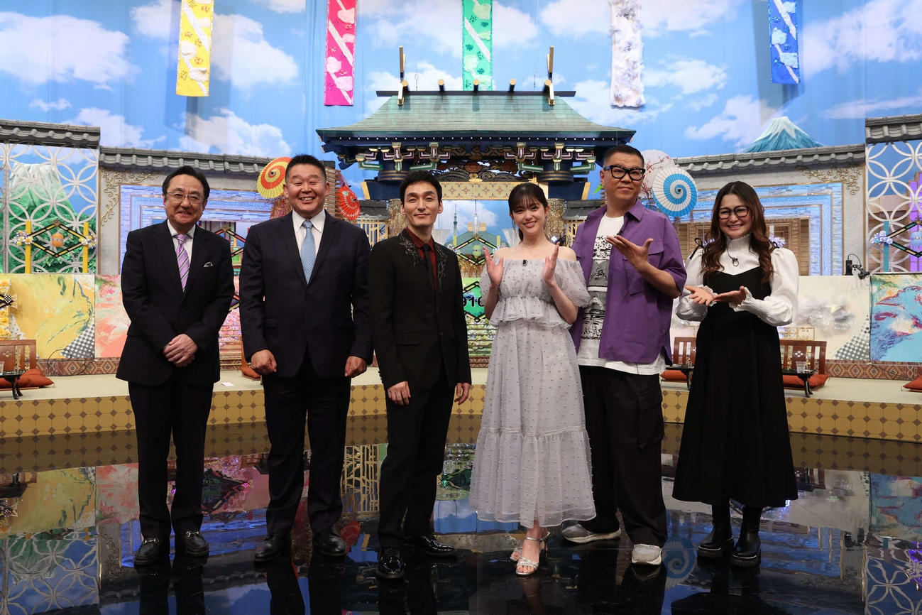フジテレビ系「大相撲部屋対抗！大食い＆歌うまバトル」より前列左から左から三宅正治アナウンサー、花田虎上、草なぎ剛、松村沙友理、シソンヌ長谷川忍、ギャル曽根（C）フジテレビ