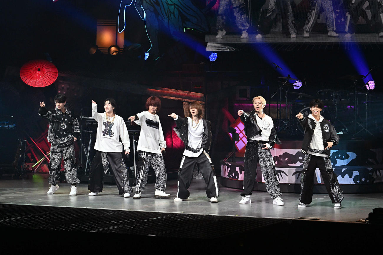 公開ゲネプロでライブパフォーマンスをする7 MEN　侍の、左から本高克樹、中村嶺亜、矢花黎、今野大輝、佐々木大光、菅田琳寧（撮影・滝沢徹郎）