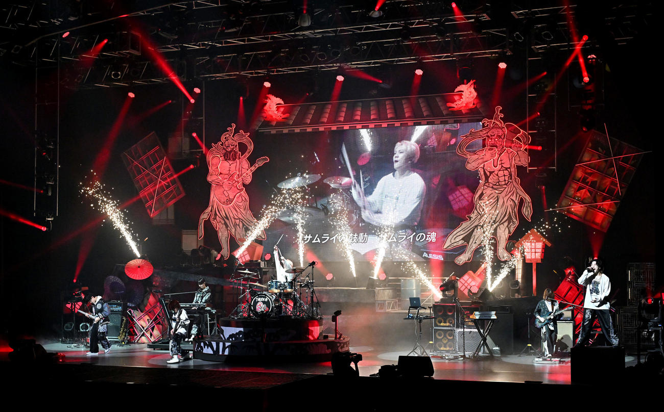 公開ゲネプロでライブパフォーマンスをする7 MEN　侍（影・滝沢徹郎）
