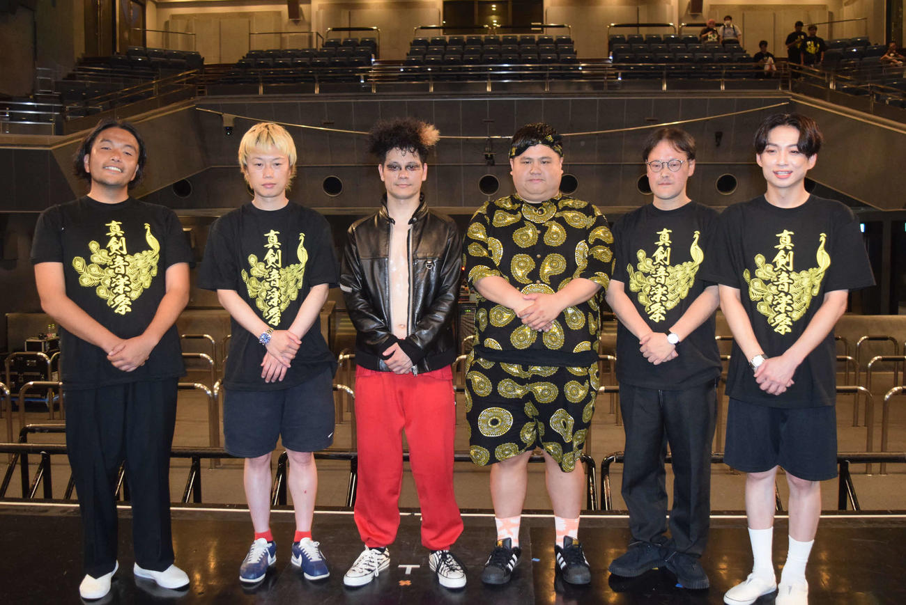 ダブルアートの音楽イベントに登場した（左から）見取り図、盛山晋太郎、リリー、ダブルアート、タグ、真べぇ、アインシュタイン、稲田直樹、河井ゆずる（撮影・阪口孝志）