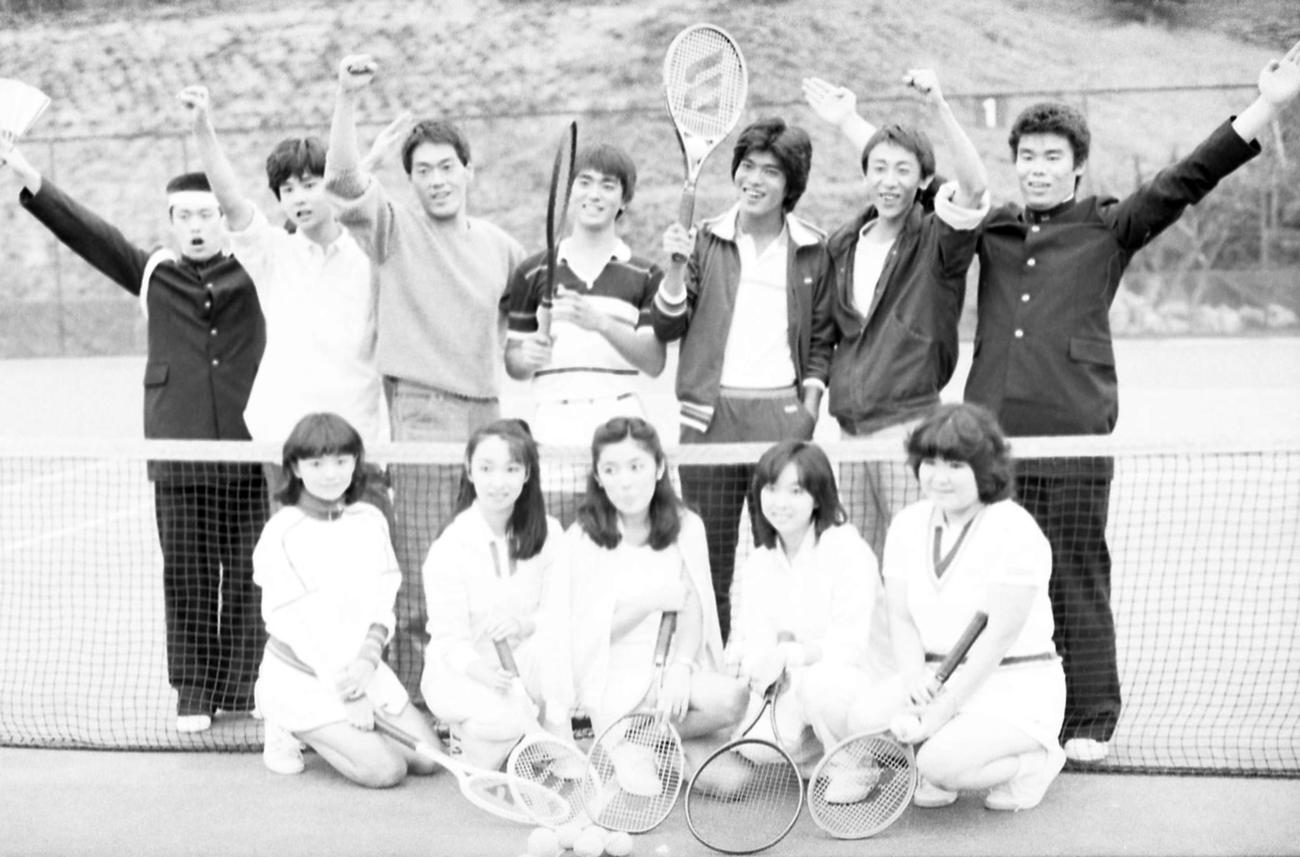 1983年9月  TBS「青が散る」のお披露目。前列左から広田玲央名（のち広田レオナ）、浜尾朱美(のちTBSキャスター）、二谷友里恵、川上麻衣子、辻靖美、後列左から、清水善三、遠藤憲一、石黒賢、佐藤浩市、利重剛、村田義浩