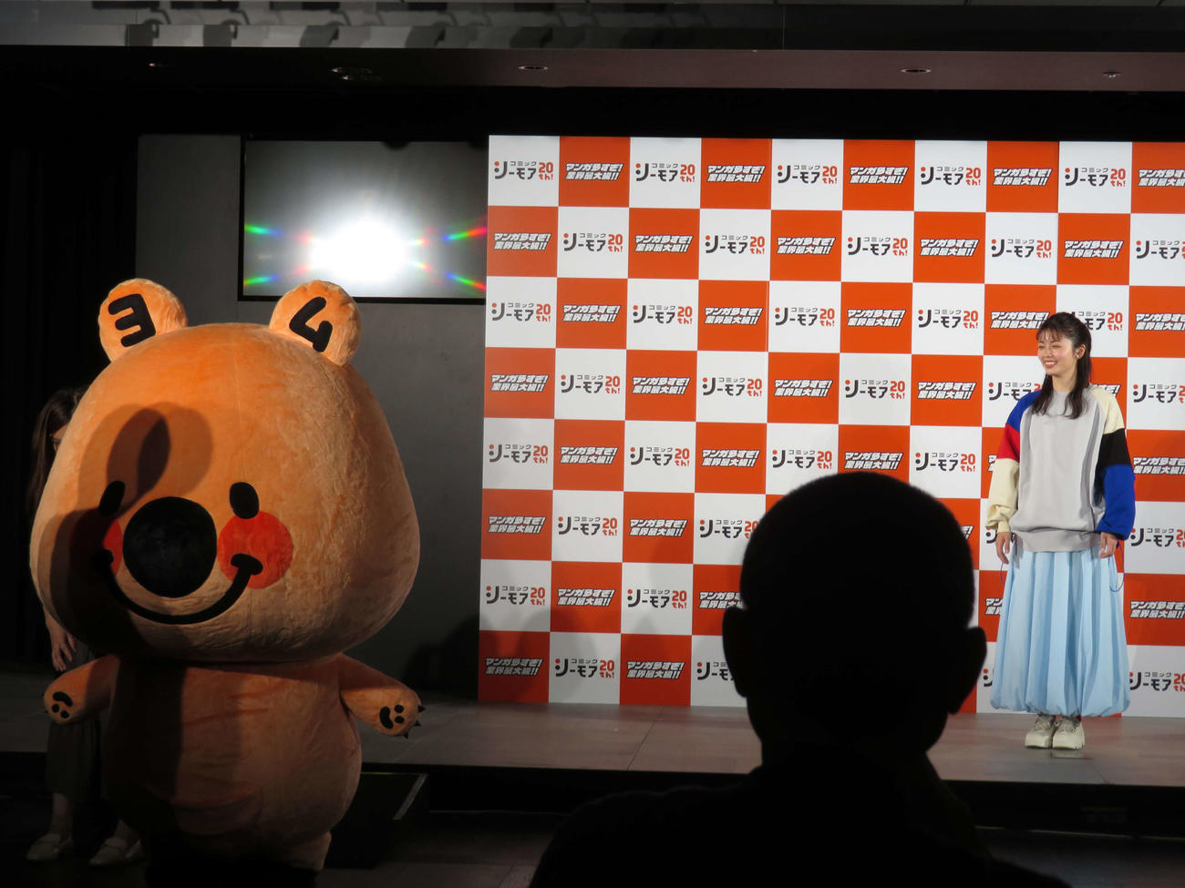 「コミックシーモア　2024年新CM発表会」に出席し、キャラクターの降壇を見守る小芝風花
