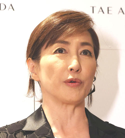 高島礼子、「可愛い２人に挟まれて」大島優子＆小芝風花と３ショット　「美人三姉妹」の声