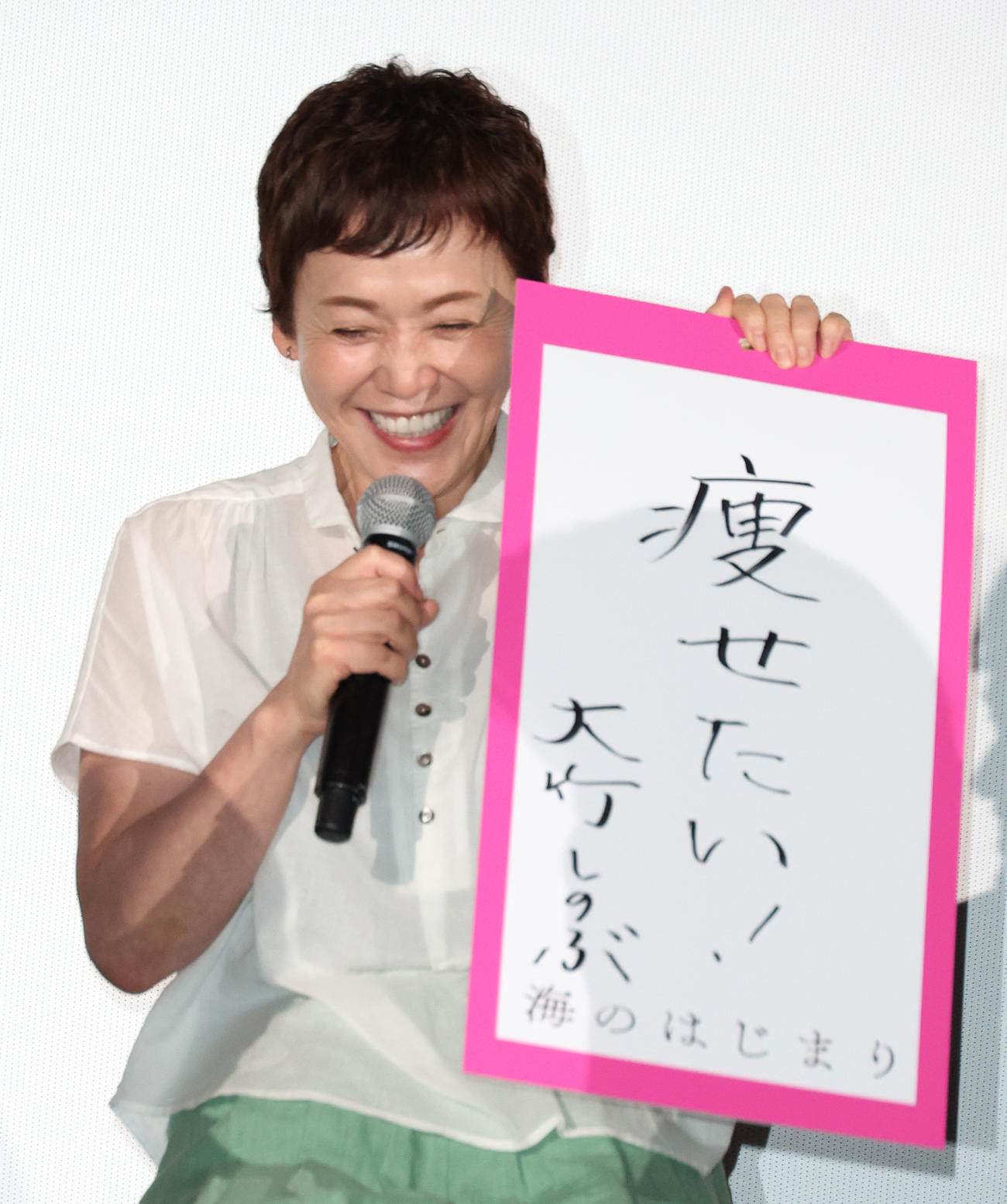 ドラマ「海のはじまり」完成披露試写イベントで短冊を披露する大竹しのぶ（24年6月28日撮影）