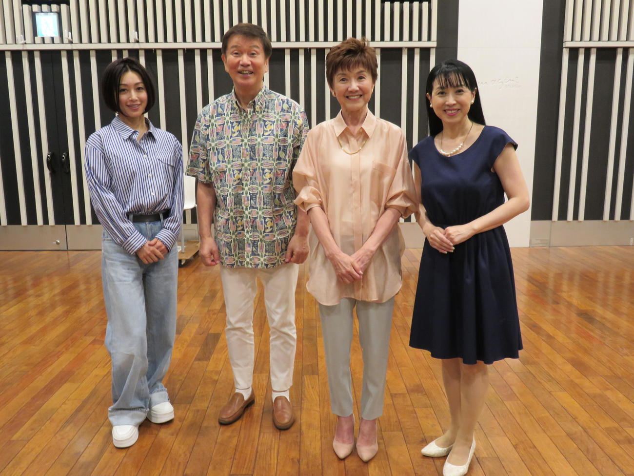 森田健作がパーソナリティーを務めるラジオ番組の収録に参加した、左から酒井法子、森田健作、榊原るみ、西村知美