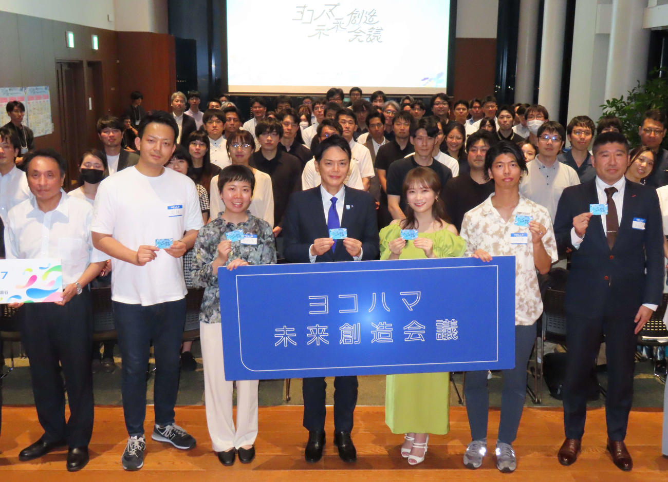 「ヨコハマ未来創造会議」本格始動を宣言した秋元真夏（前列左から5人目）。同4人目は山中竹春横浜市長