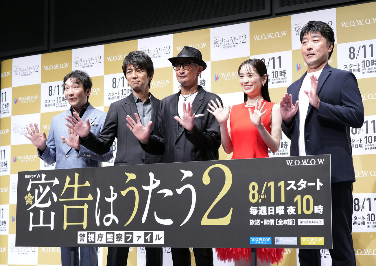 「密告はうたう2」の完成披露試写会で記念撮影に納まる、主演の松岡昌宏（中央）。左から池田鉄洋、中村トオル、1人おいて泉谷香、内片輝監督（撮影・たえ見朱実）