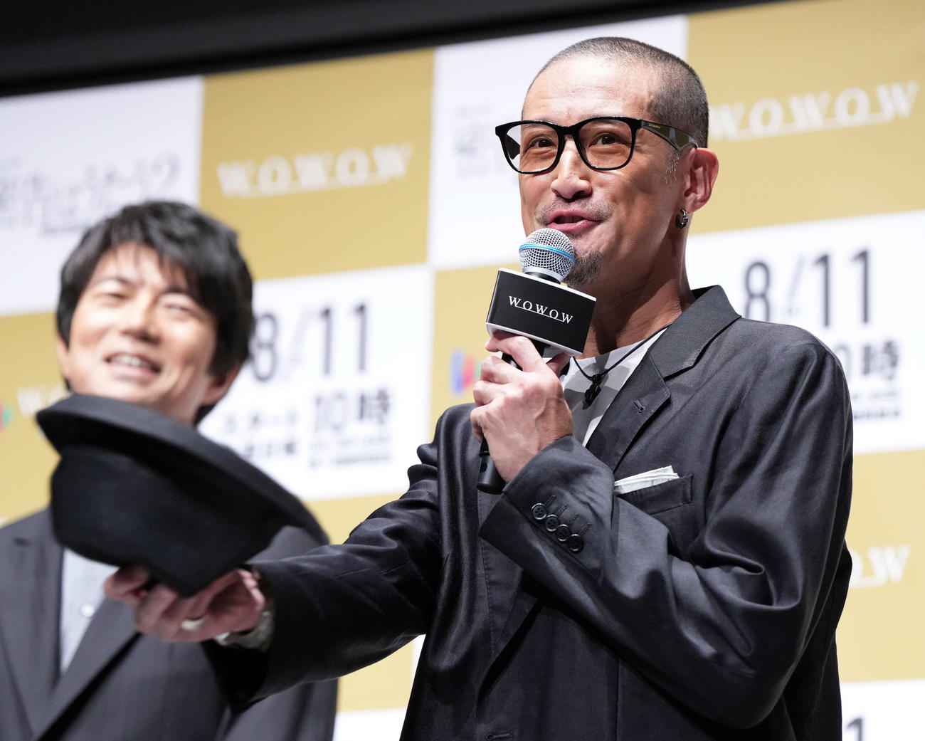 「密告はうたう2」の完成披露試写会で記念撮影に納まる、主演の松岡昌宏（中央）。左から池田鉄洋、中村トオル、1人おいて泉谷香、内片輝監督（撮影・たえ見朱実）