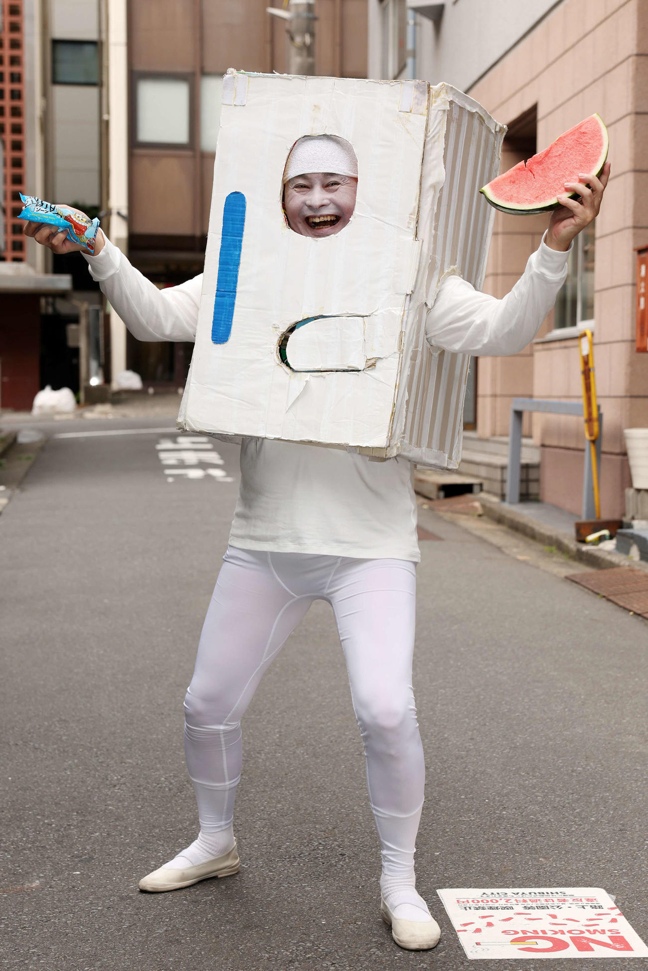酷暑の日本を「ヒエヒエ～！」にする冷蔵庫マン（撮影・宮地輝）