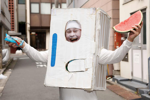 酷暑に冷蔵庫マン！「27時間テレビ」で63歳が鮮やかなやられっぷり「私の武器は寒いダジャレ」