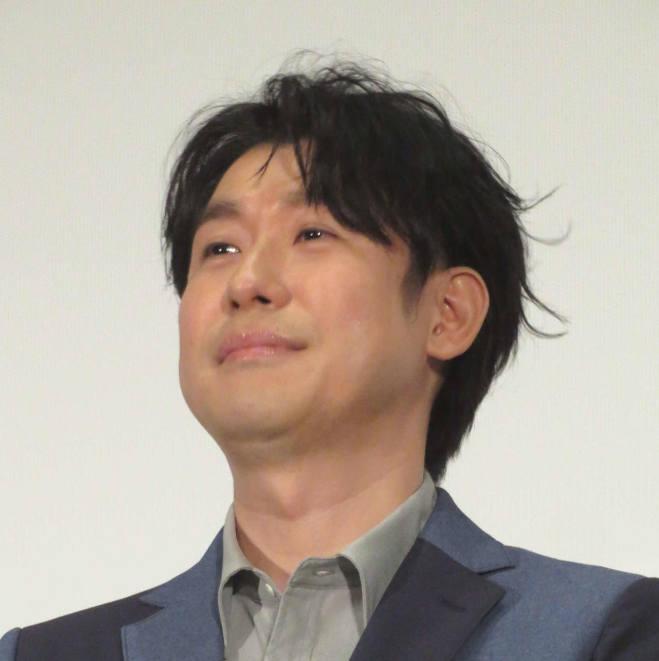 鈴村健一（2022年4月撮影）