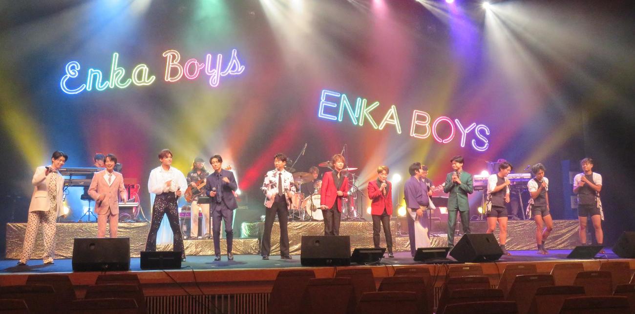 ライブ「演歌男子。10周年フェスティバル」の出演者ら