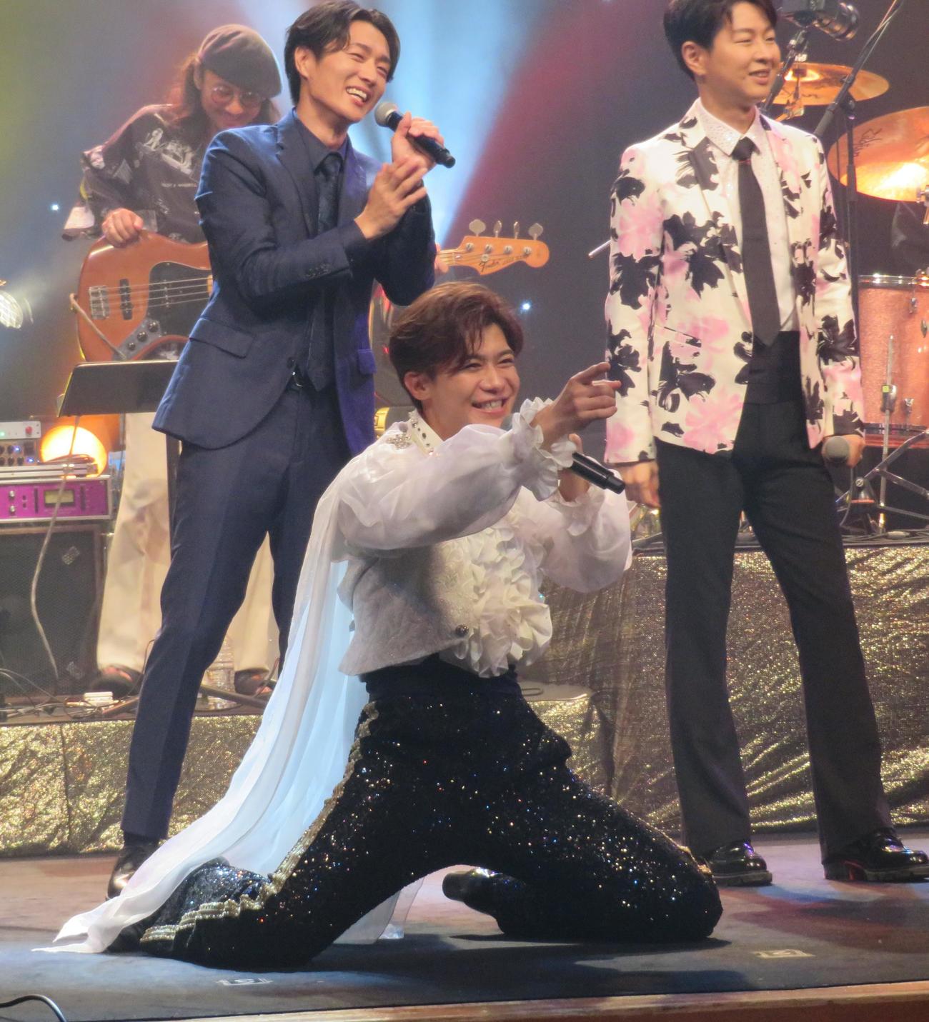 ライブ「演歌男子。10周年フェスティバル」の出演した新浜レオン（前列）と真田ナオキ（後列左）、パク・ジュニョン