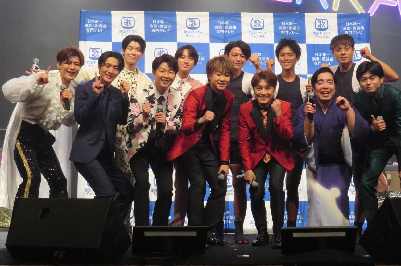 ライブ「演歌男子。10周年フェスティバル」の出演者。前列左から新浜レオン、真田ナオキ、はやぶさのヤマト、ヒカル、徳永ゆうき、二見颯一、後列左から原田波人、青山新、東京力車の石橋拓也、白上一成、田井裕一