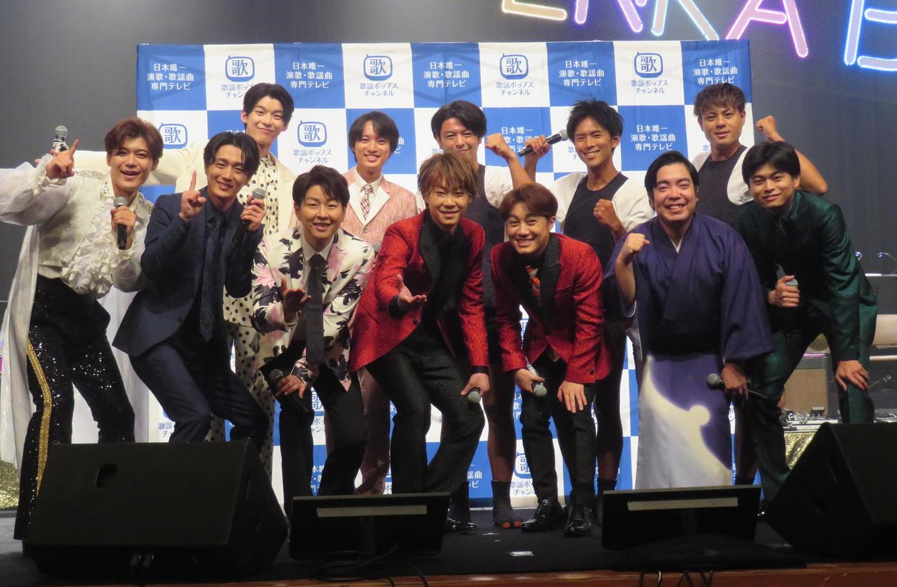 ライブ「演歌男子。10周年フェスティバル」の出演者。前列左から新浜レオン、真田ナオキ、はやぶさのヤマト、ヒカル、徳永ゆうき、二見颯一、後列左から原田波人、青山新、東京力車の石橋拓也、白上一成、田井裕一