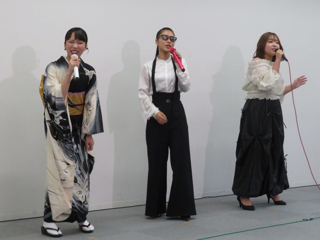 プレデビュー会見で「世界でいちばん熱い夏」を歌うZ世代娘（仮）の、左から梅谷心愛、田中あいみ、舞乃空（撮影・村上幸将）