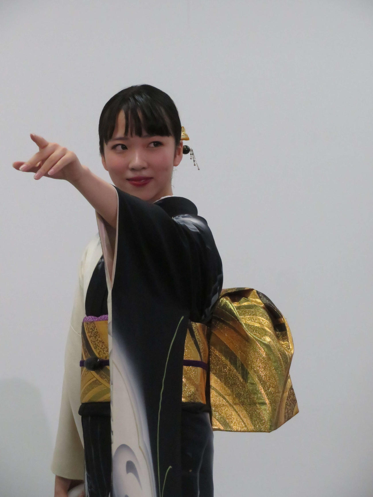 プレデビュー会見で、自身の楽曲「磐越西線ひとり」を歌うZ世代娘（仮）の梅谷心愛（撮影・村上幸将）
