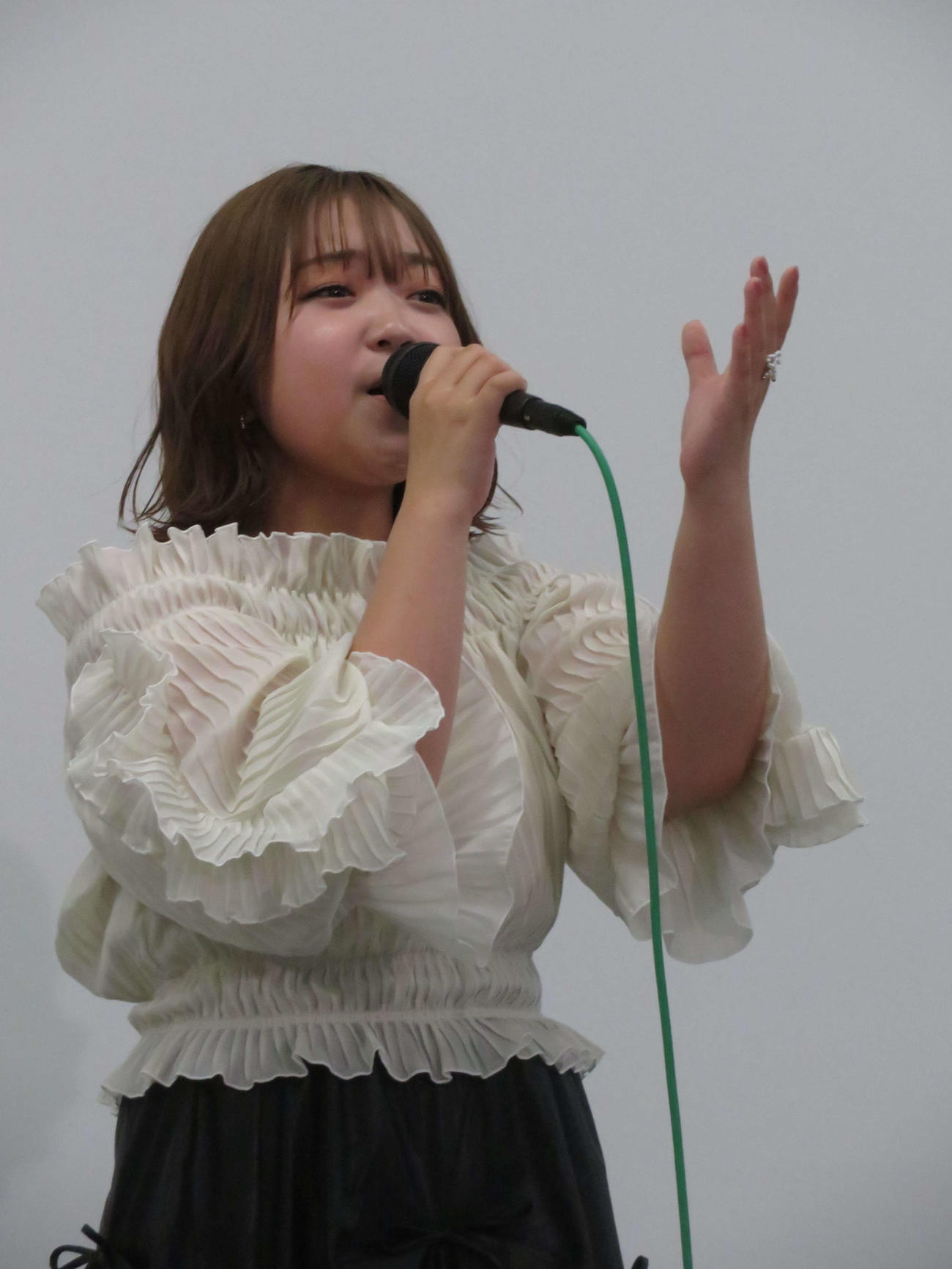 プレデビュー会見で熱唱する、Z世代娘（仮）の舞乃空（撮影・村上幸将）