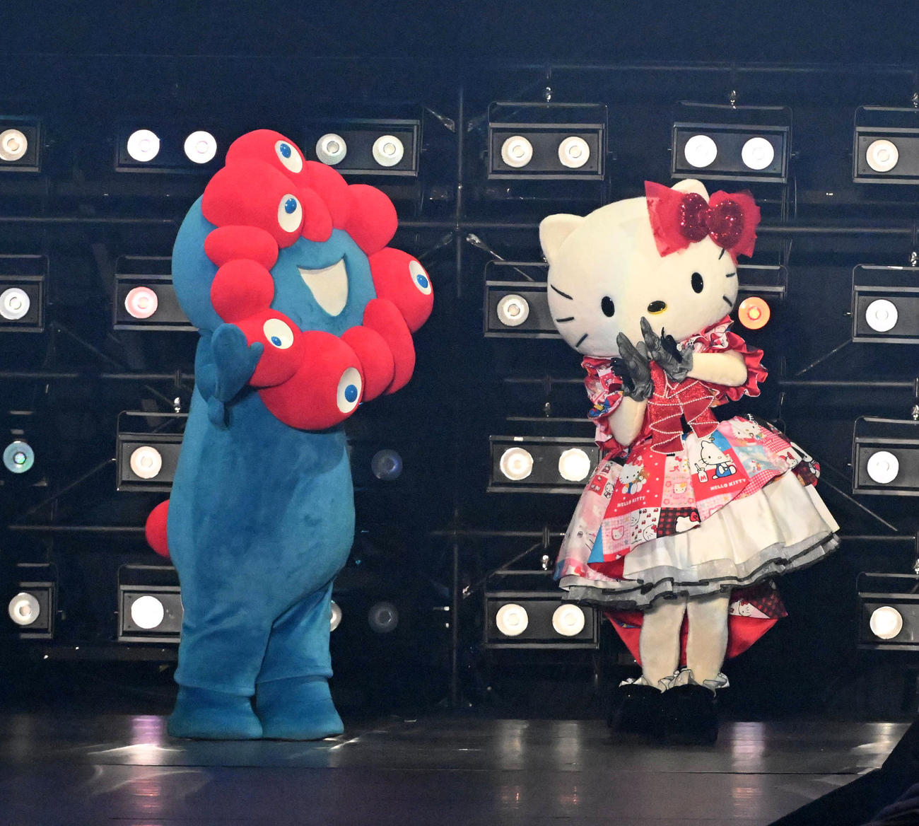 ハローキティ（右）とミャクミャク（撮影・前岡正明）