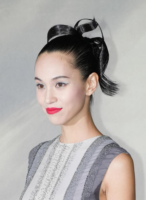 水原希子「竹水フェイスミスト」PRで自然のままの姿で竹ハグ写真投稿、１時間で約６万いいね！