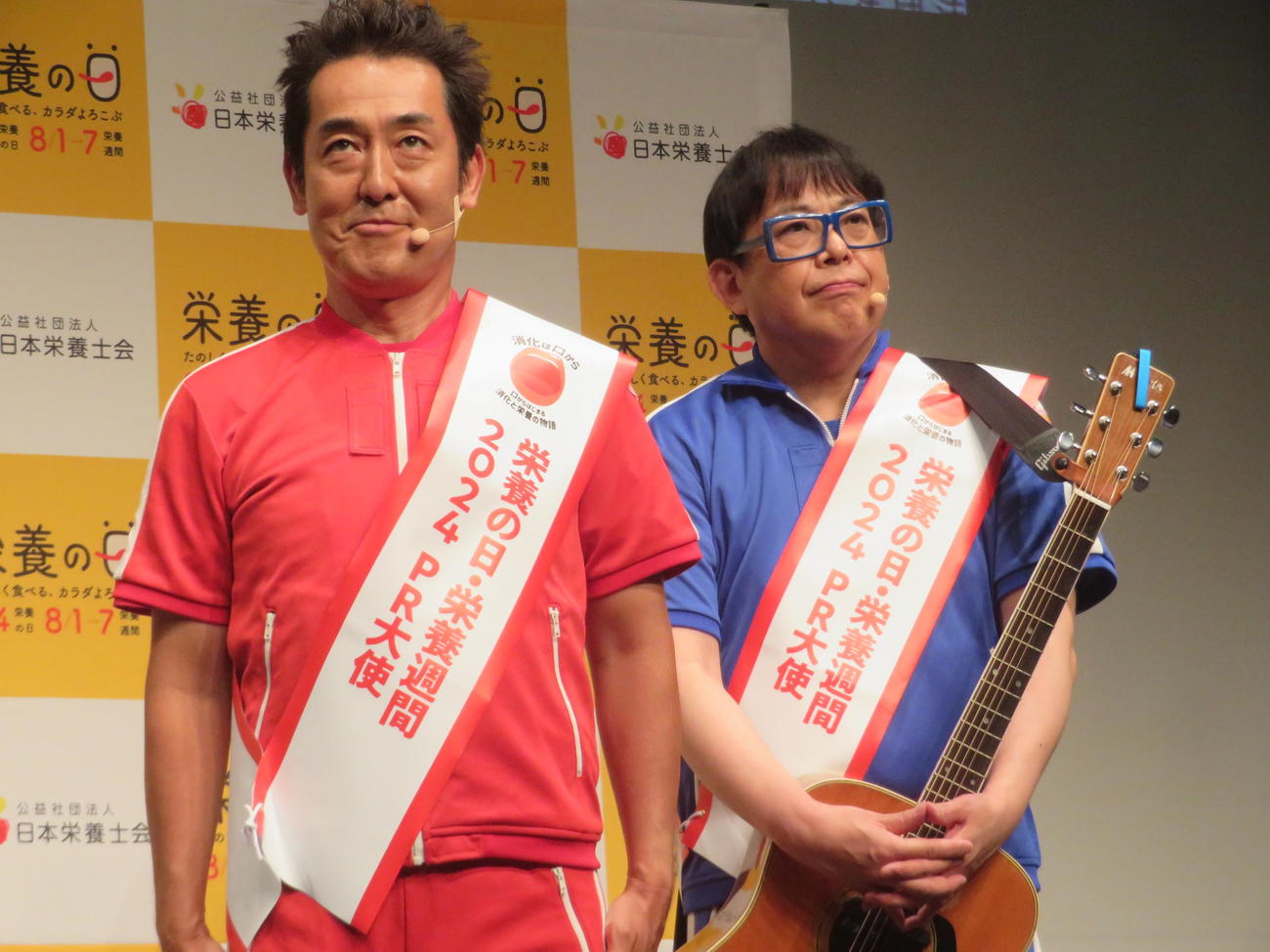 日本栄養士会「栄養の日・栄養週間2024」の市民公開講座に出席したテツandトモのテツ（左）トモ