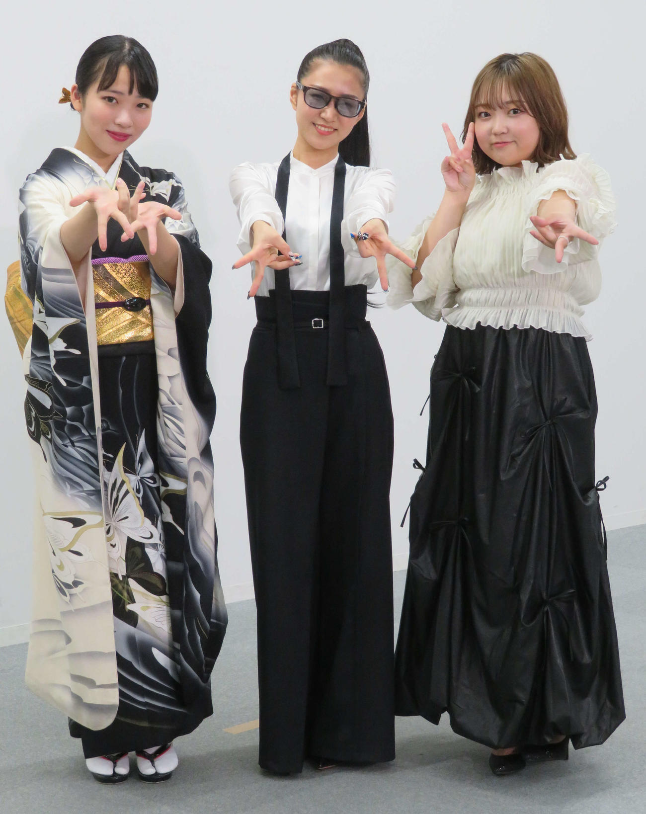 プレデビュー会見を開いたZ世代娘（仮）の、左から梅谷心愛、田中あいみ、舞乃空（撮影・村上幸将）