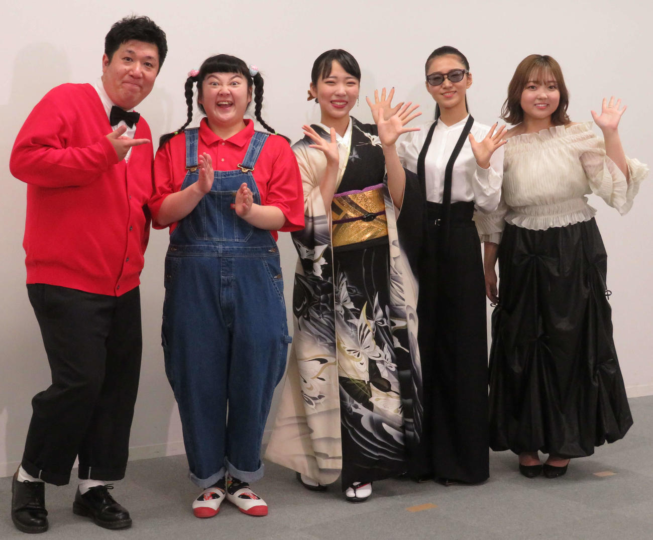 Z世代娘（仮）のプレデビュー会見に出席した、左からぽんぽこのそえじまひできと高木ひとみ〇、Z世代娘（仮）の梅谷心愛、田中あいみ、舞乃空（撮影・村上幸将）
