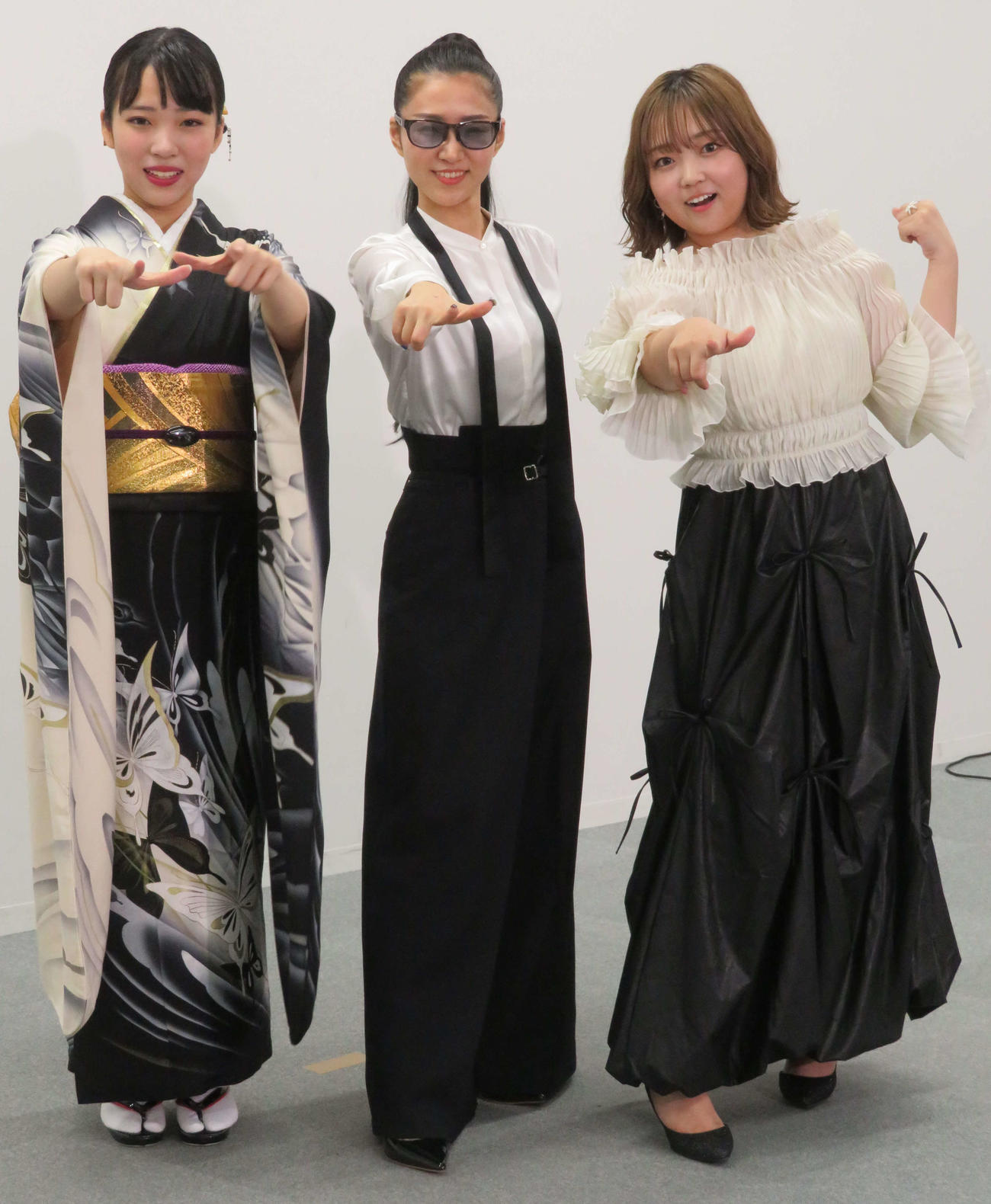 プレデビュー会見を開いたZ世代娘（仮）の、左から梅谷心愛、田中あいみ、舞乃空（撮影・村上幸将）