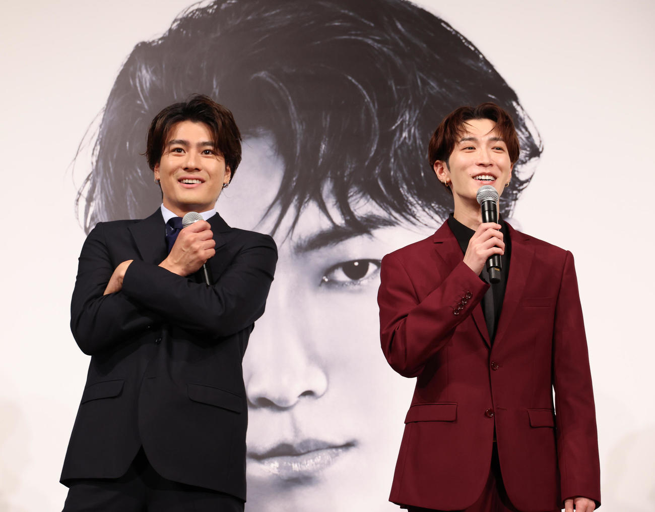 舞台「DREAM BOYS」製作発表を行った森本慎太郎（左）と渡辺翔太（撮影・中島郁夫）