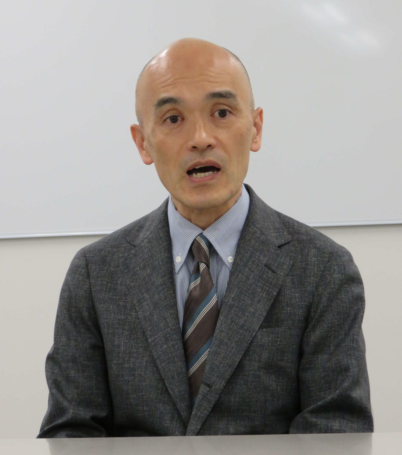 取材対応した宝塚歌劇団の村上浩爾理事長（撮影・村上久美子）