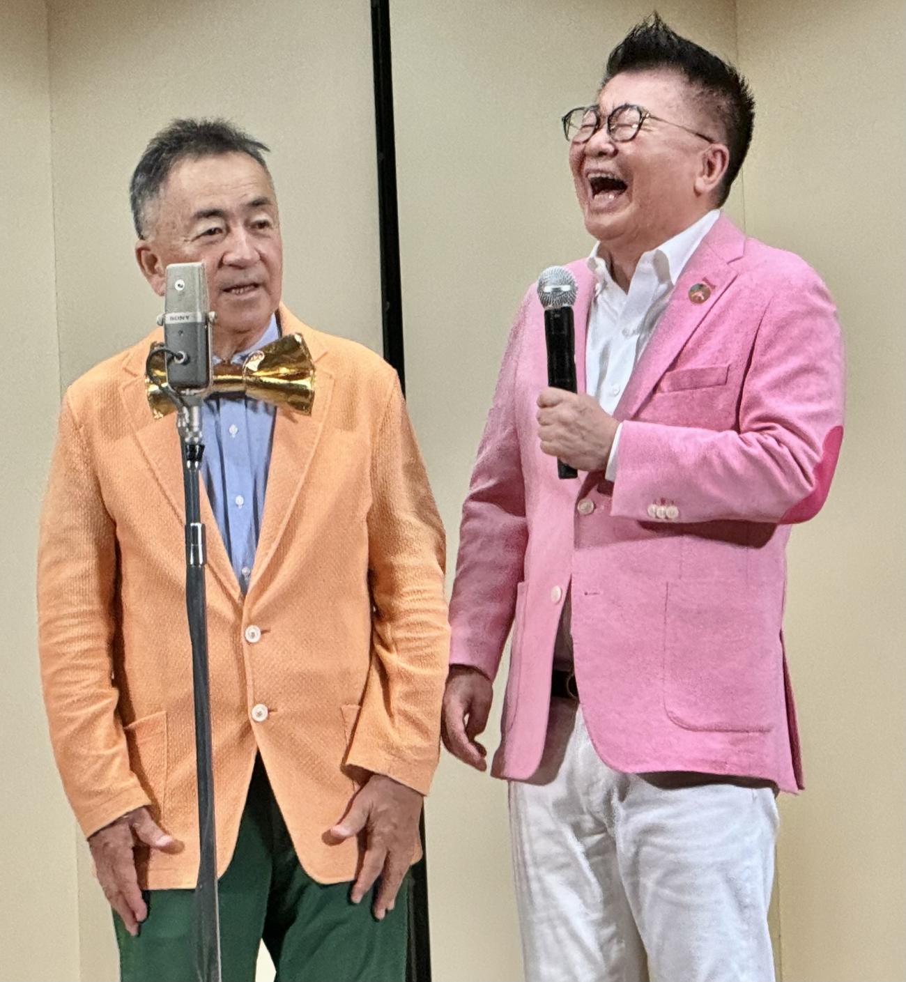 東洋劇場で漫才を披露するせんだみつお（左）と生島ヒロシ