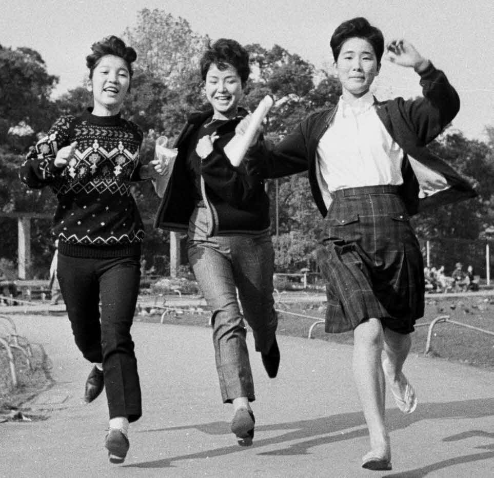 スパーク3人娘（左から）中尾ミエ、園まりさん、伊東ゆかり（1962年11月）