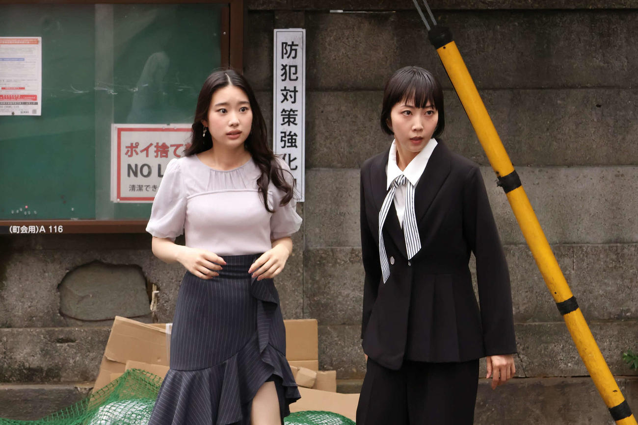 フジテレビ系「ビリオン×スクール」より左から倉沢杏菜、木南晴夏（C）フジテレビ