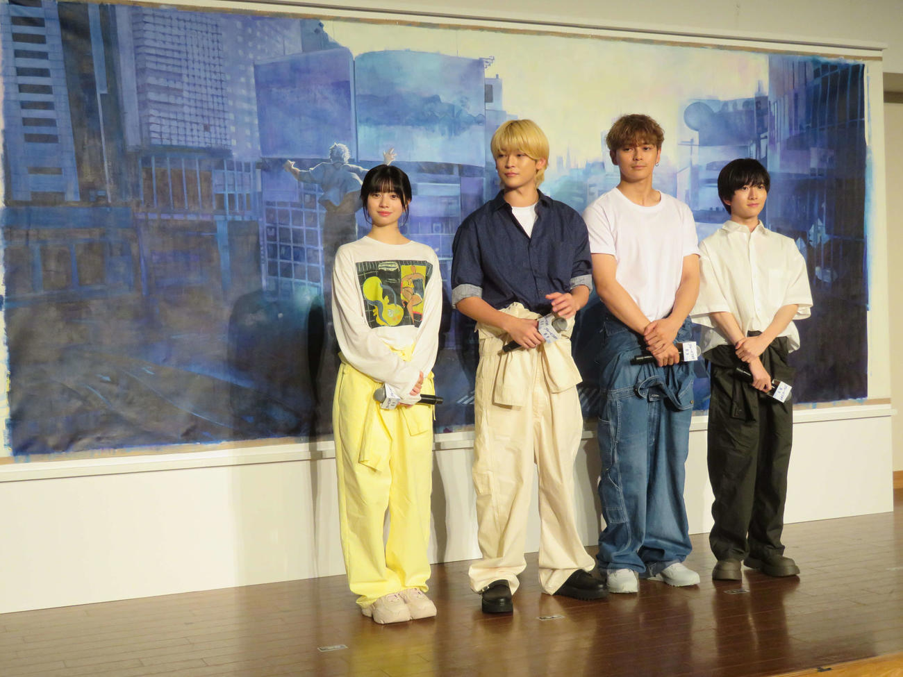 映画「ブルーピリオド」公開直前イベントで女子美術大杉並キャンパスを訪問し、学生と共同制作した絵をお披露目した、左から桜田ひより、高橋文哉、眞栄田郷敦、板垣李光人（撮影・村上幸将）