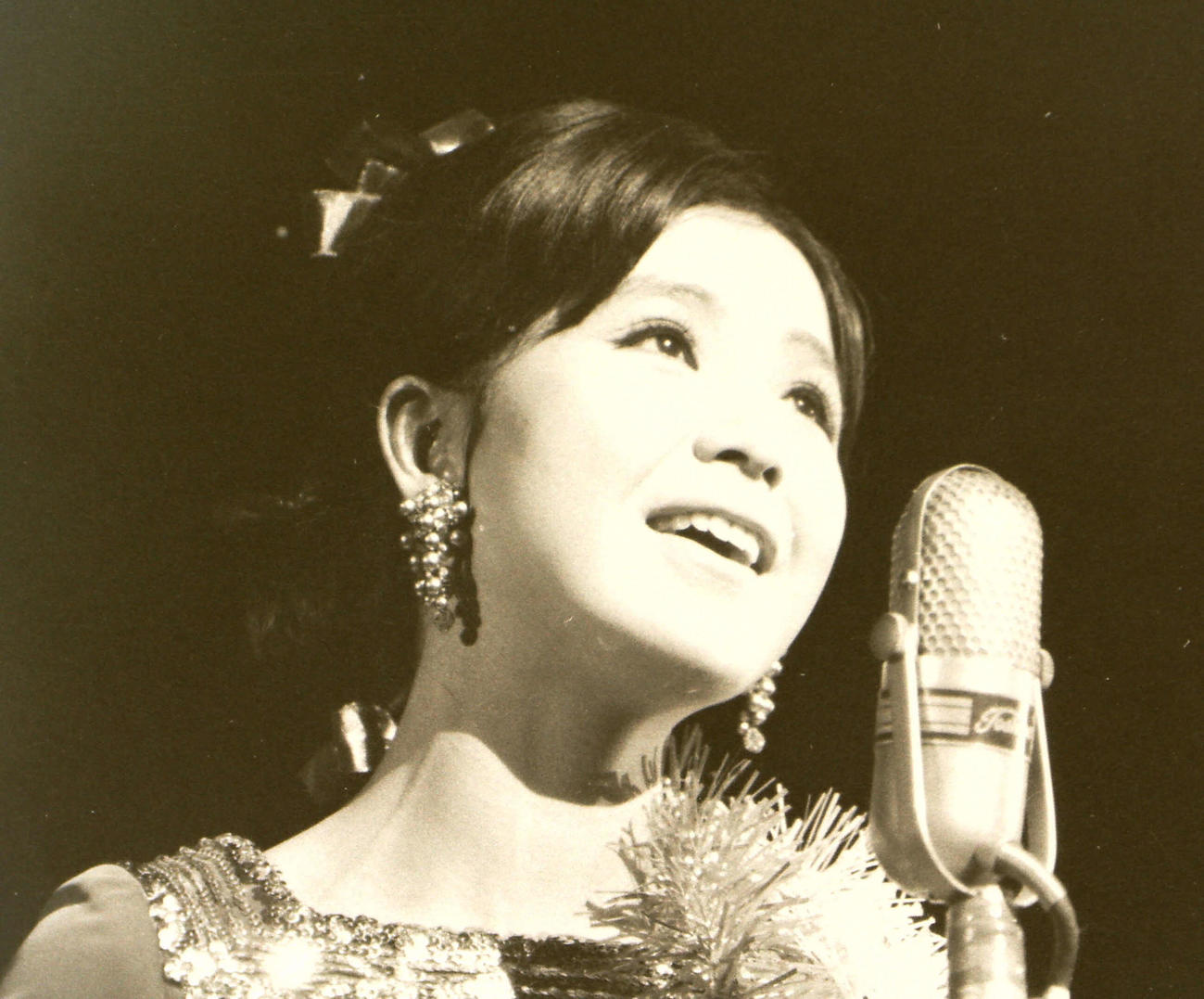 熱唱する園まりさん＝1966年撮影