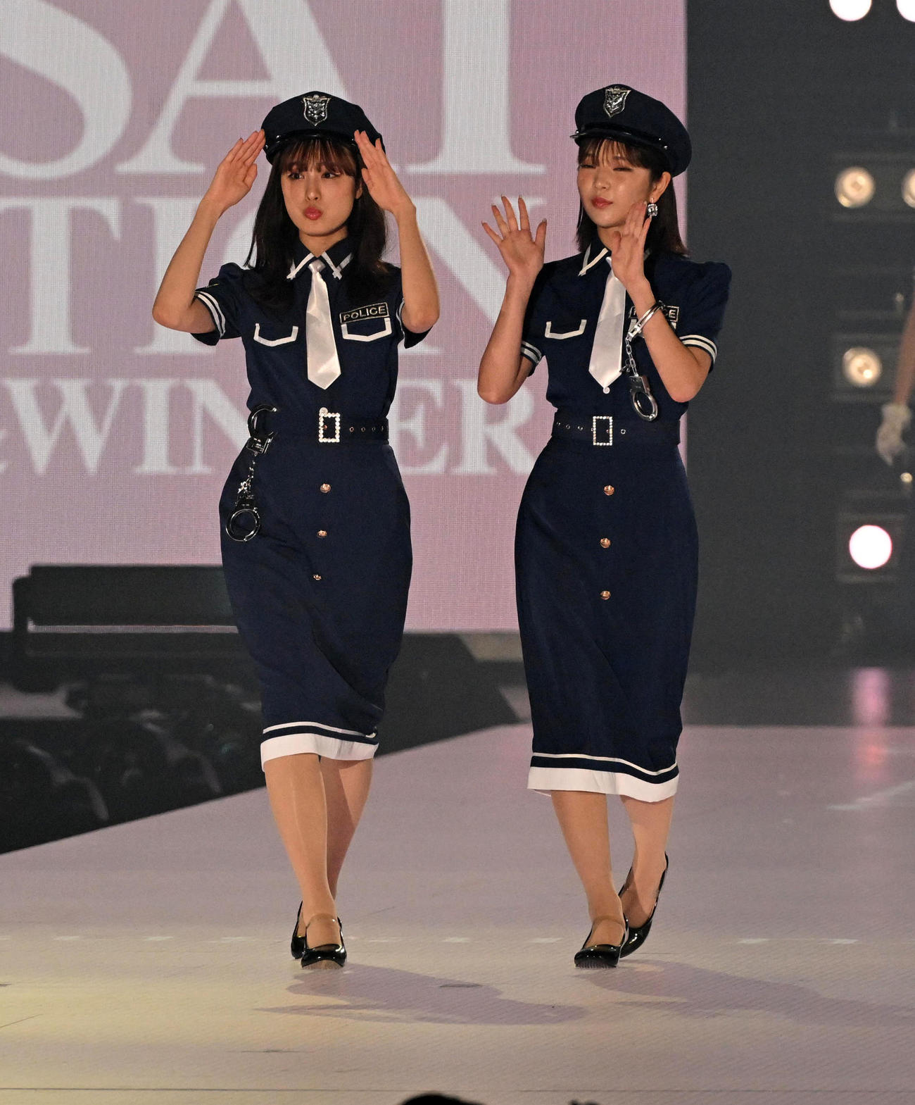 大友花恋（左）と田中芽衣（撮影・前岡正明）