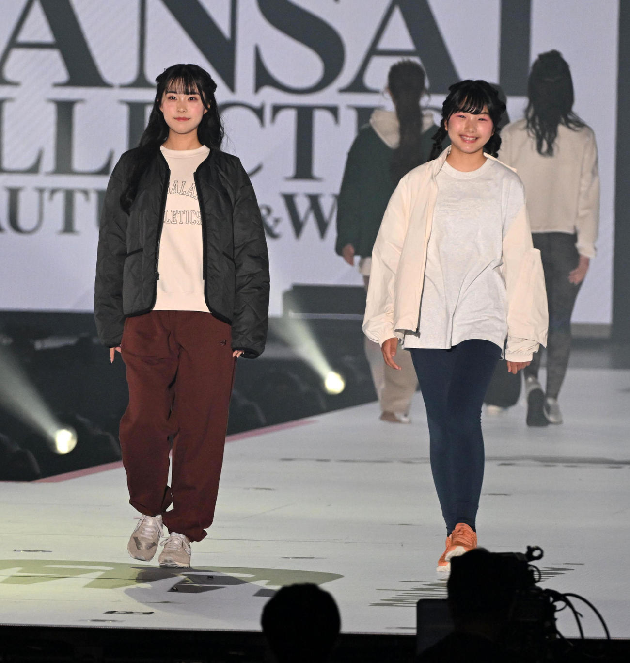 若藤有咲（左）とNOA（撮影・前岡正明）