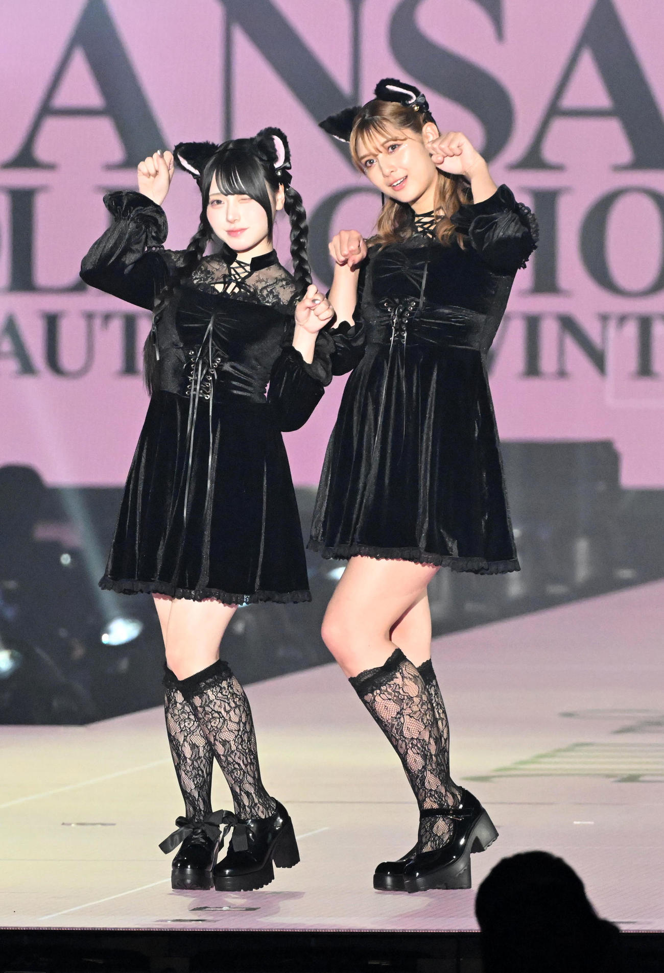 Mumei（左）とアンジェラ芽衣（撮影・前岡正明）