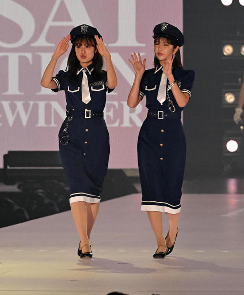 大友花恋（左）と田中芽衣（撮影・前岡正明）