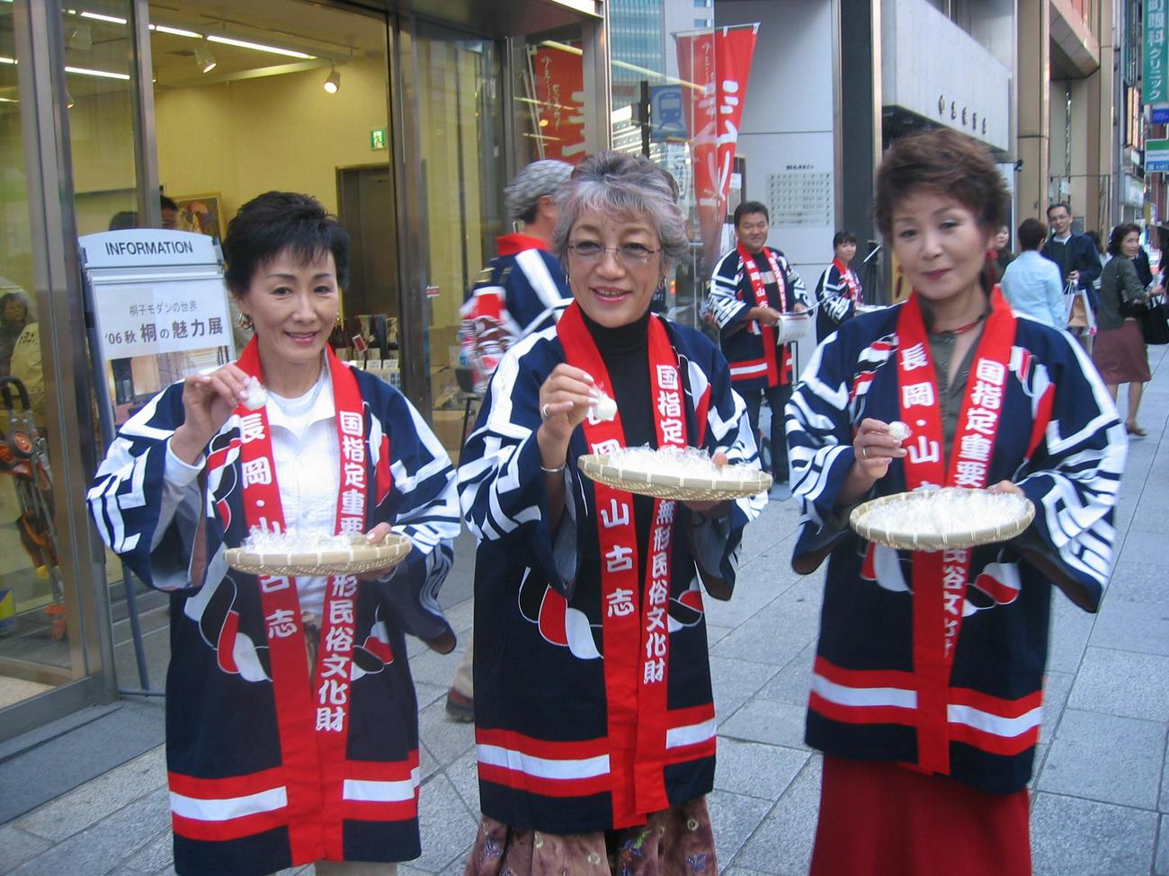 新米PRを行ったスパーク3人娘（左から）伊東ゆかり、中尾ミエ、園まりさん