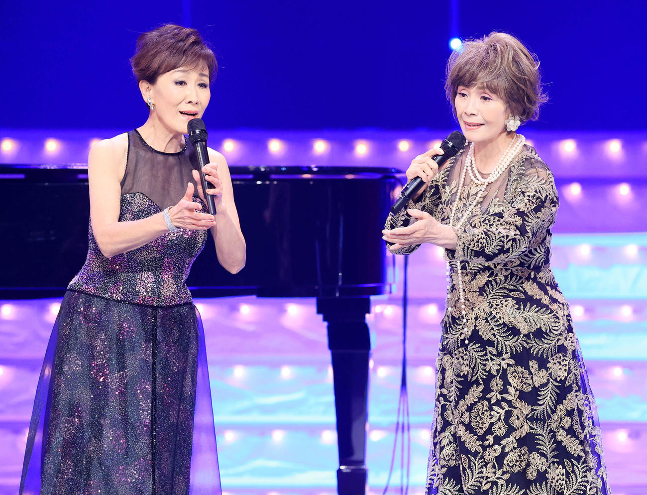 第49回歌謡祭で歌う伊東ゆかり（左）と園まりさん＝2022年11月9日撮影