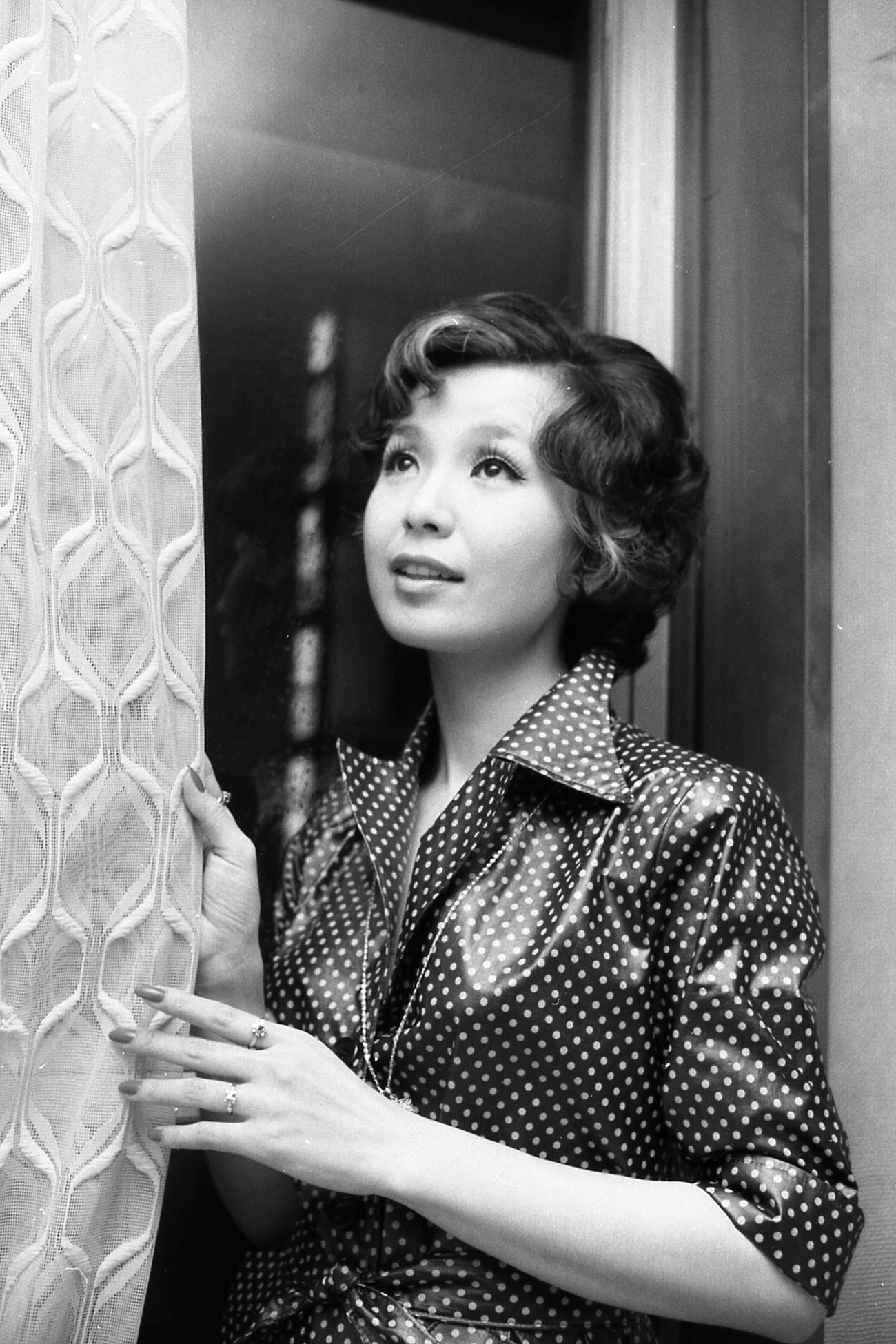 ヘアスタイルを変えて、大人のムードの園まりさん＝1974年7月7日撮影