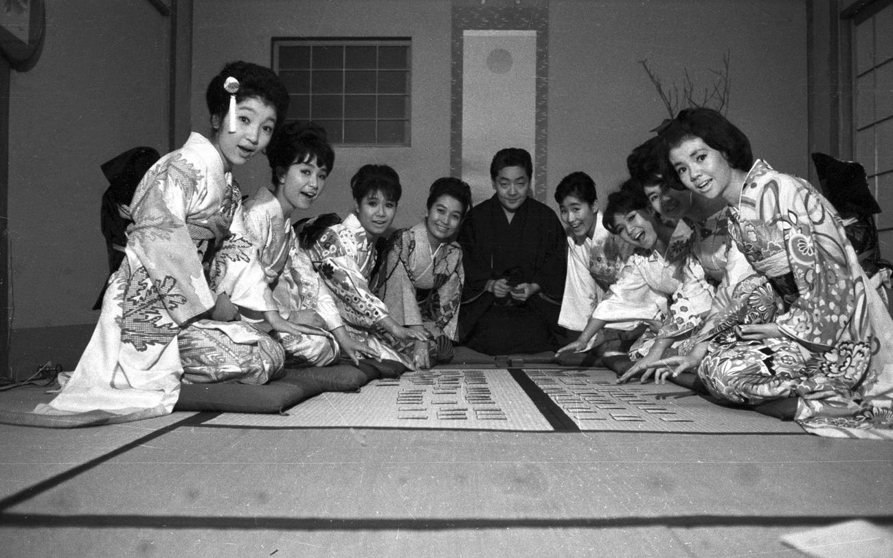 渡辺プロ所属スターが勢揃い（左から）中尾ミエ、園まりさん、ザ・ピーナッツ伊藤えみさん、渡辺美佐さん、渡辺晋さん、伊東ゆかり、ゆみさん、梓みちよさん、木の実ナナ