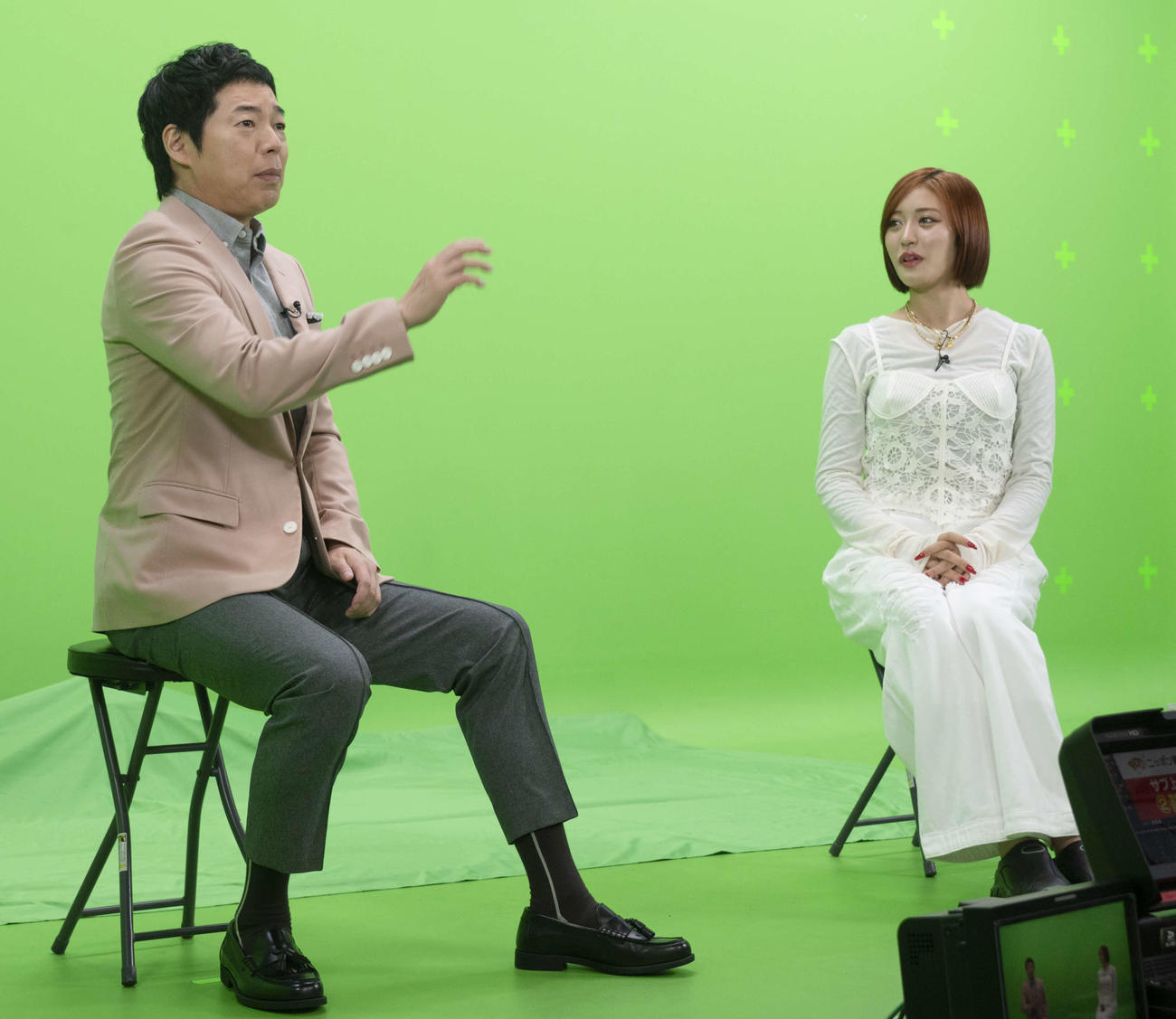 日本テレビ系特番「新ニッポン観光！ウハウハ新名所の仕掛け人」の収録に臨む今田耕司（左）と王林